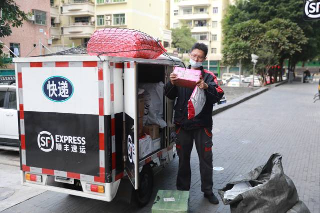 网约车司机、外卖、快递劳务等新业态从业人员也纳入了参保对象范围。(资料图片) 网约车司机、外卖、快递劳务等新业态从业人员也纳入了参保对象范围。(资料图片)