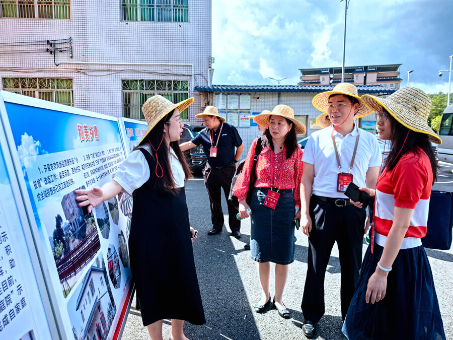 人大代表视察“百千万工程”典型村惠环街道西坑村建设情况。 人大代表视察“百千万工程”典型村惠环街道西坑村建设情况。