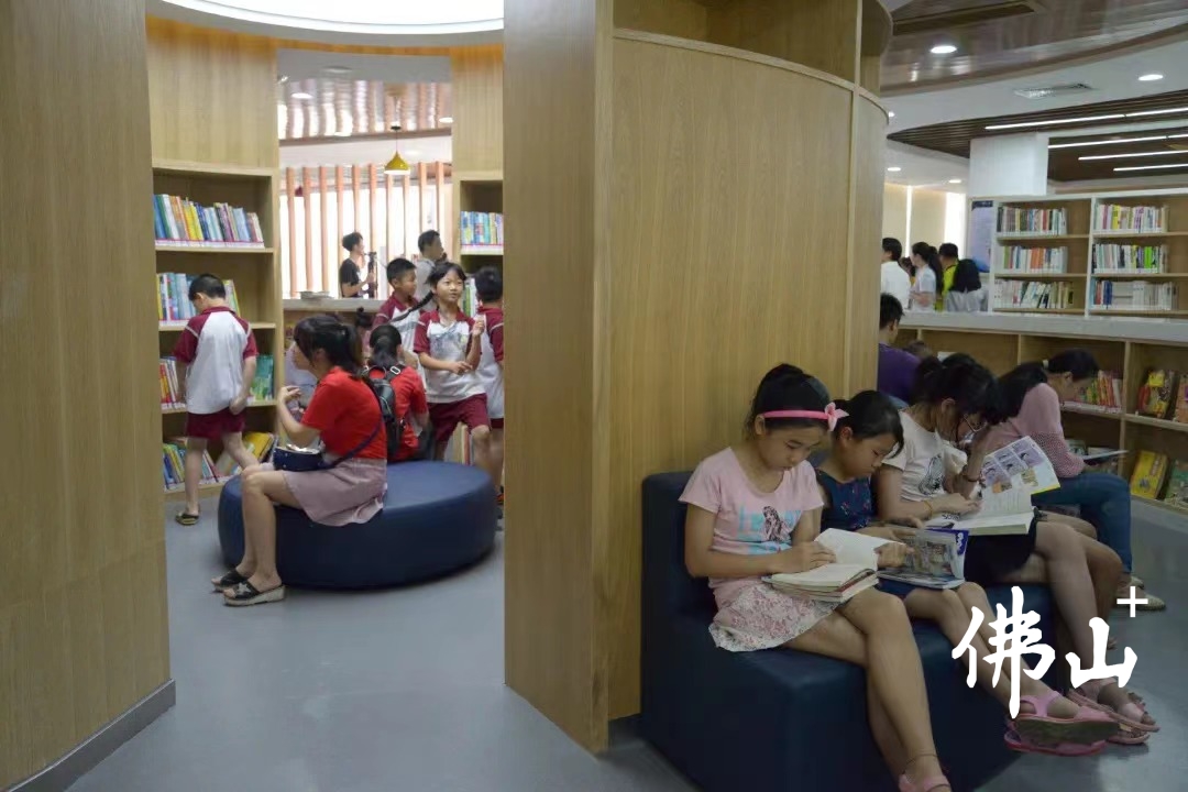 市民群众正在白坭智能文化家阅读。.jpg