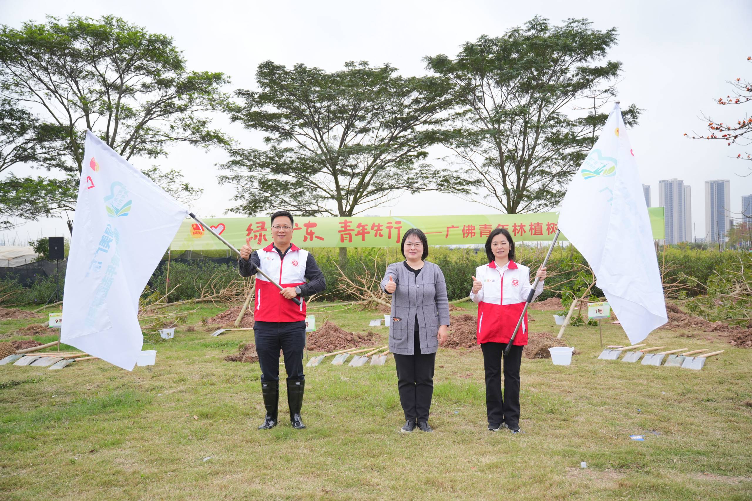 团省委副书记贺璐璐向广州佛山两地市“绿美广东”青年志愿服务队授旗.jpg