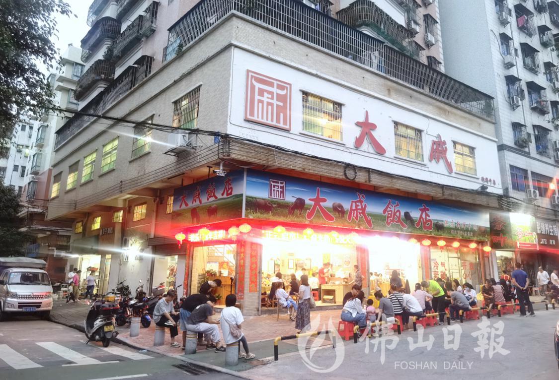晚市,大戚牛肉店门前顾客们拍起长龙。佛山(5632718)-20230727211140.png