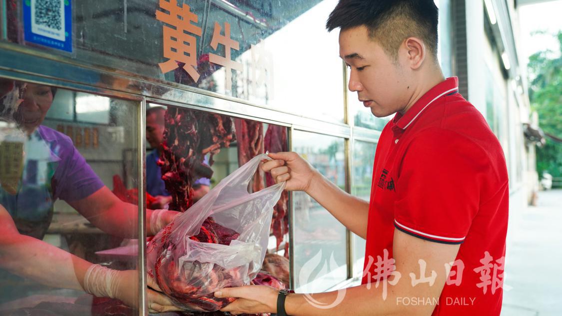 大戚饭店老板夏百浩亲自到肉联厂挑选牛肉。(5632727)-20230727211236.png
