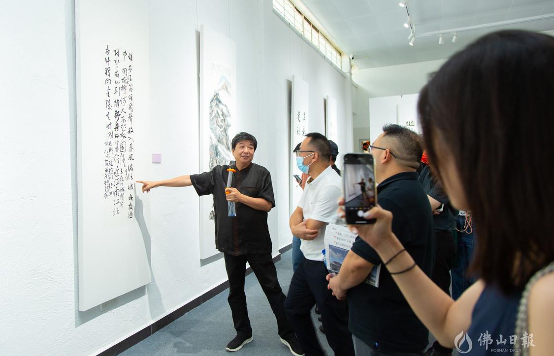 倪宽(持话筒者)为参加开幕式的嘉宾导览本次展览4_proc.jpg