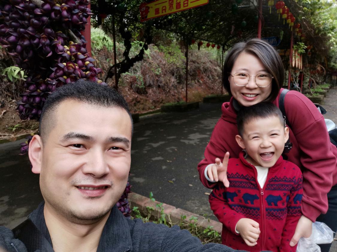 夫妻俩小利用周末休息时间带小孩参加户外活动及亲子活动,让小孩开心快乐成长.jpg