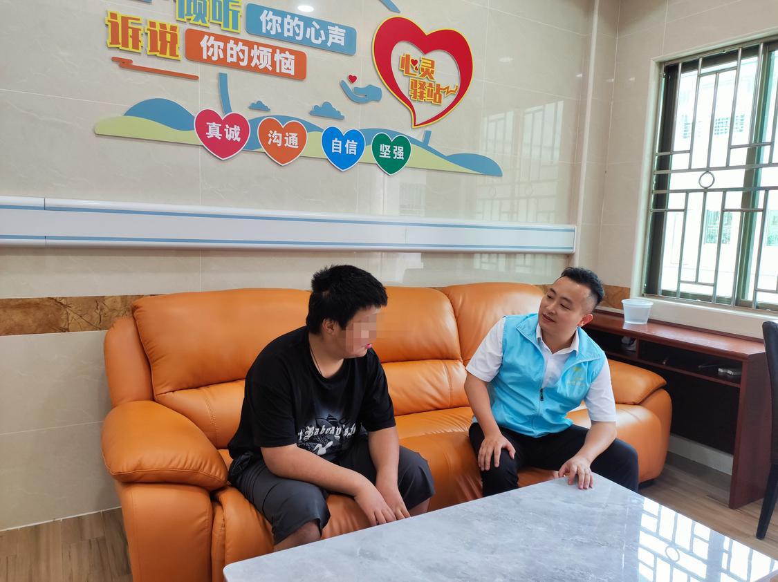 2023年6月20日,救助站驻站社工对入站的未成年人徐灿开展情绪疏导,帮助其适应救助站的生活。.jpg