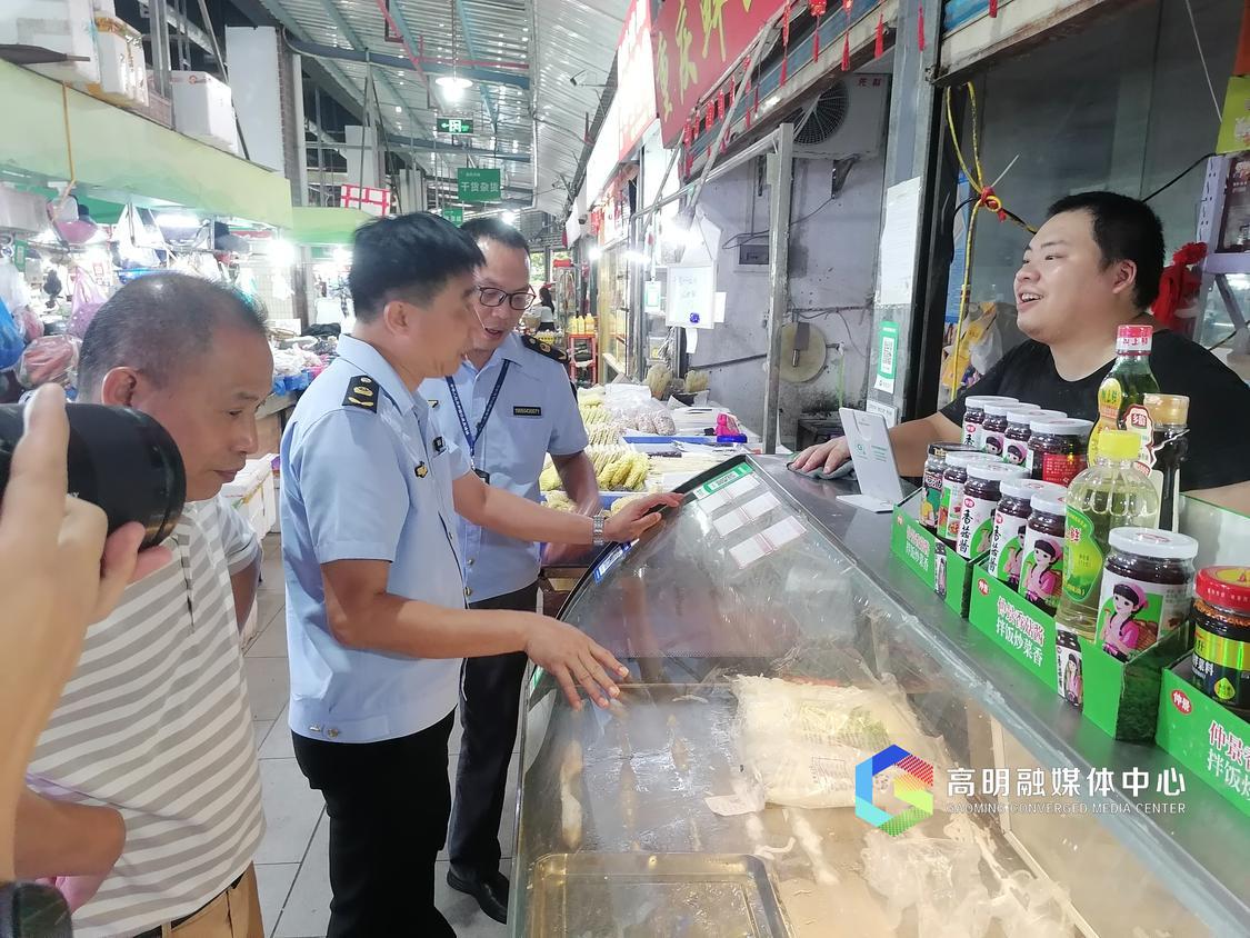 执法人员在提醒商家出售湿米粉时的注意事项。.jpg