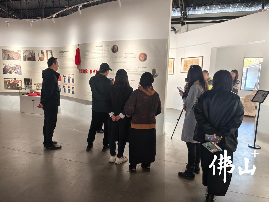 《星岛女孩》主创团队参观红头巾展览馆2.jpg