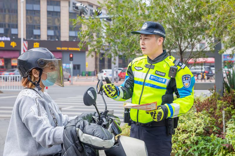 春节将至,佛山市公安交警支队交警铁骑持续加强巡逻力度,在轻工路上,佛山市公安局交警支队机动大队二中队中队长高峰正在路口做交通安全宣传,为市民派发春运交通安全宣传单张。佛山日报记者王澍摄