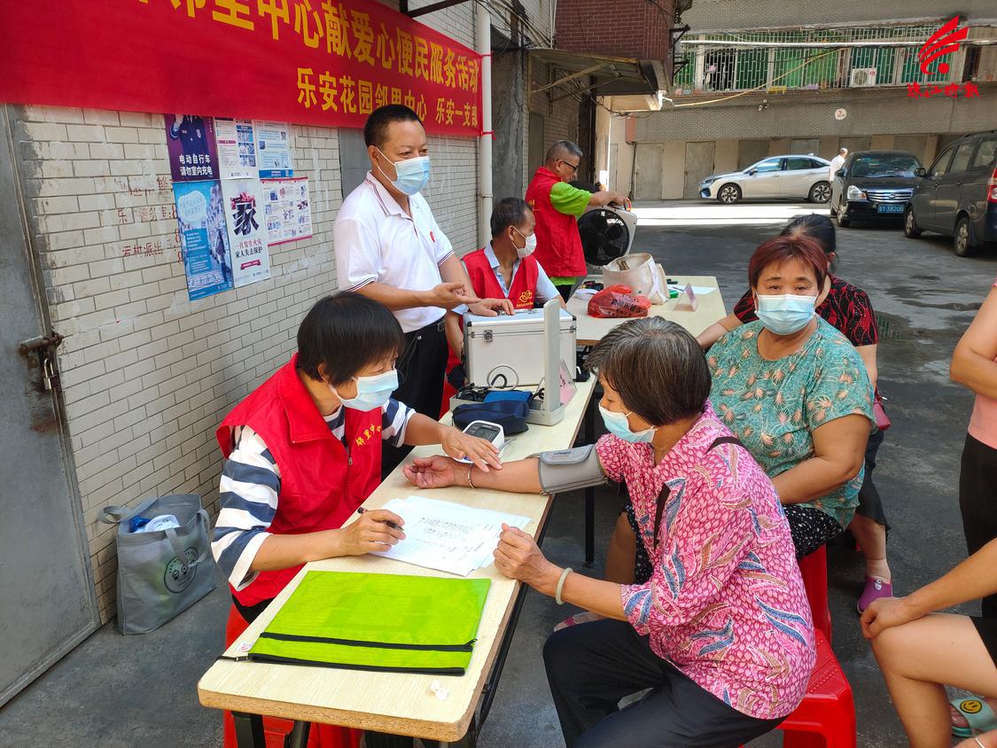 李香云参与社区志愿服务活动.jpg