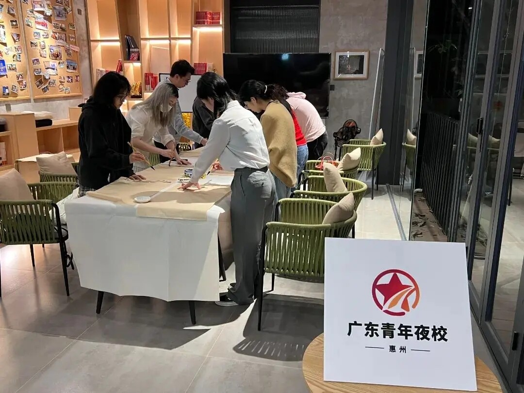 惠州市“青年夜校”4月课程一开班,就收获了满满热情与好评,5月份推出了更加丰富的课程。 惠州市“青年夜校”4月课程一开班,就收获了满满热情与好评,5月份推出了更加丰富的课程。