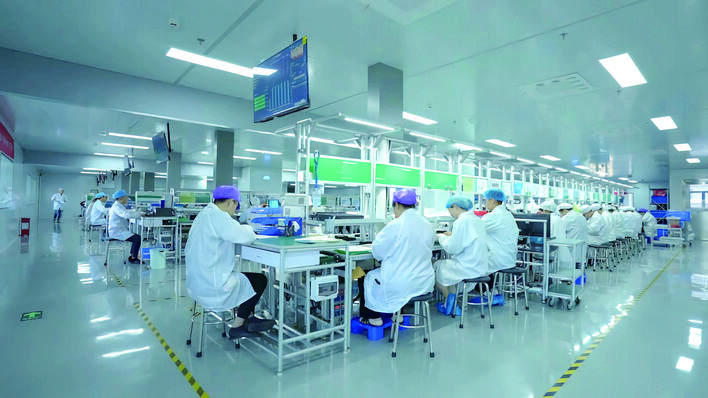 生产线上工人们正忙着生产最新的助听器产品。 生产线上工人们正忙着生产最新的助听器产品。