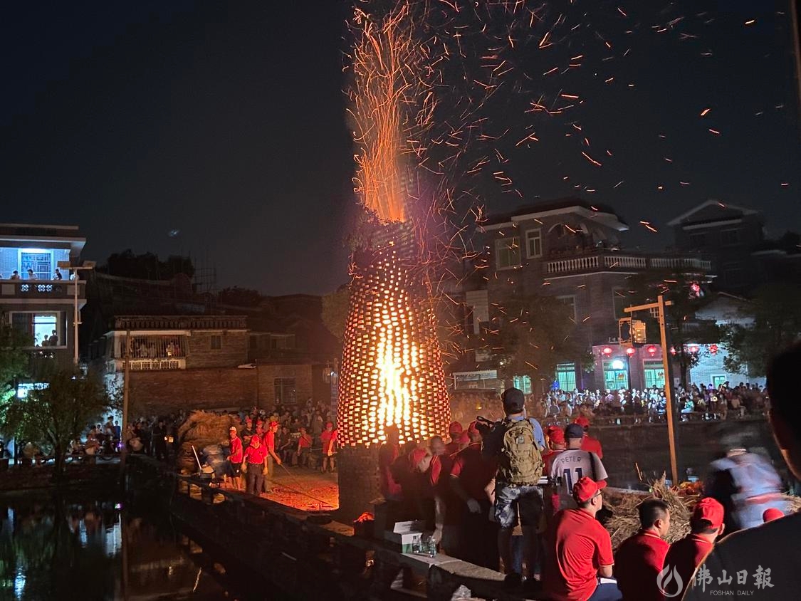 9月10日中秋节晚,南海区西樵镇松塘村村民举行烧番塔庆祝活动,现场热闹非凡。火光升得高寓意“步步高升”,火烧得越旺,寓意生活火红事事兴旺。/佛山日报记者吕润致摄