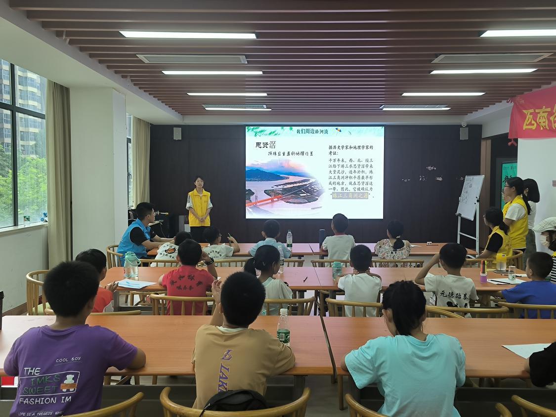 7月16日，佛山大学河小青志愿队主讲老师向学生们讲解思贤滘.png