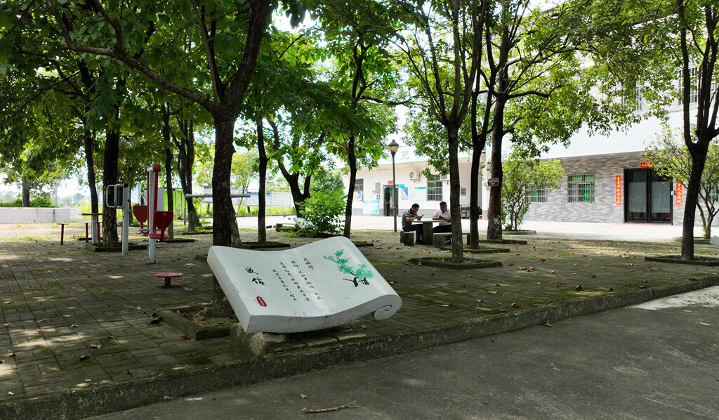 周袁村法治文化小公园,是群众议事聊天的好地方。 周袁村法治文化小公园,是群众议事聊天的好地方。