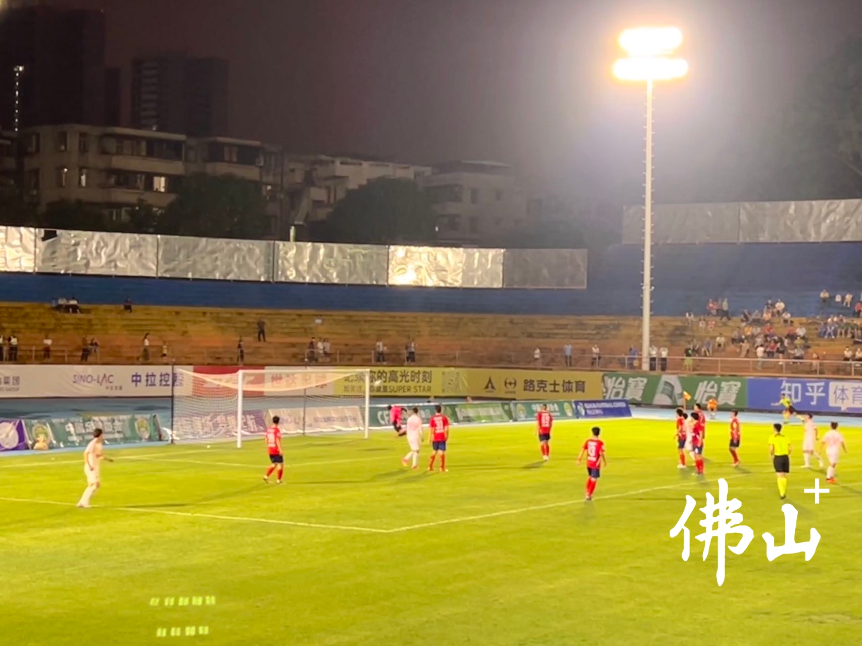 赛事约第七分钟,蜀地红队先下一城。佛山日报记者杨立韵摄.jpg