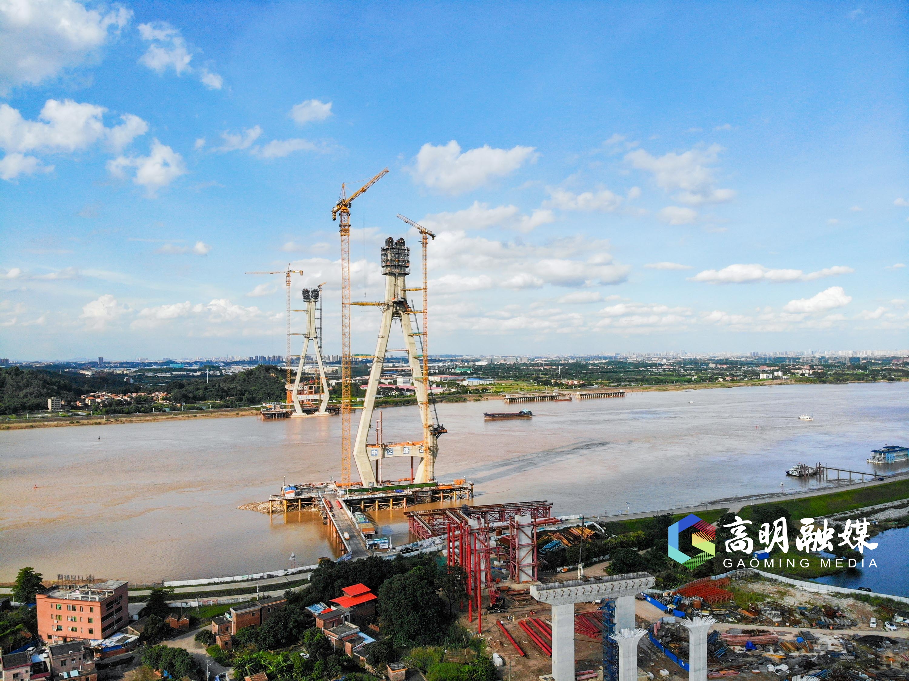 2022年6月,富龙西江特大桥主墩建设有序推进。