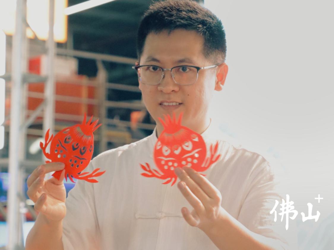 陈小杰先生现场剪纸、蒙眼撕纸的技术让人惊叹。2.png