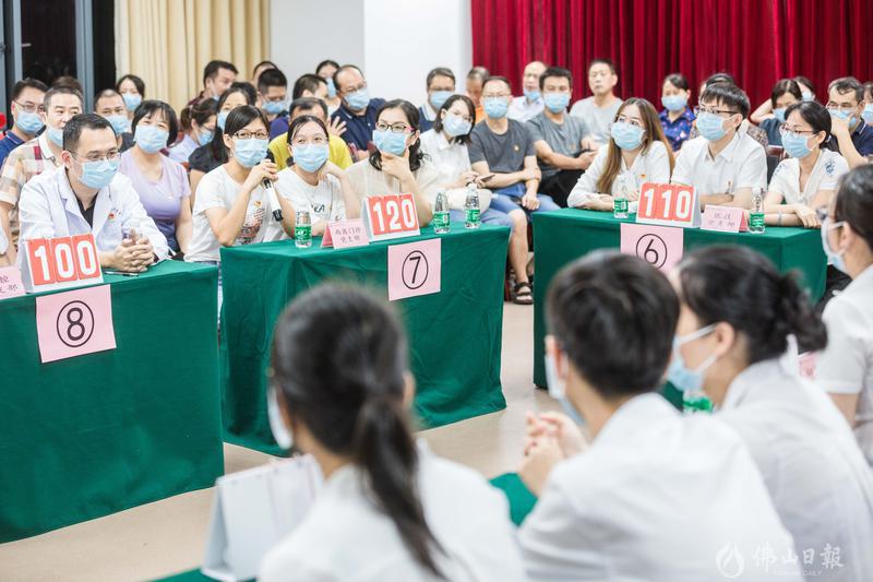 竞赛内容参考学习强国出题模式,采取必答和抢答形式举行,涉及党史、新中国史、改革开放史、社会主义发展史等内容。/佛山日报记者王伟楠摄