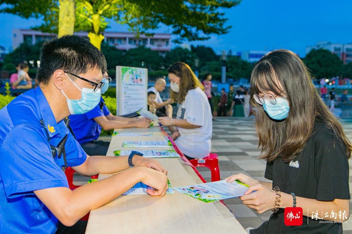 市民们到咨询摊位降低噪音的清音行动相关信息。珠江商报记者朱德文摄.jpg