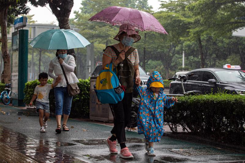 佛山下雨天气,在同济东路上市民撑伞冒雨前行。佛山日报记者符诗贺摄
