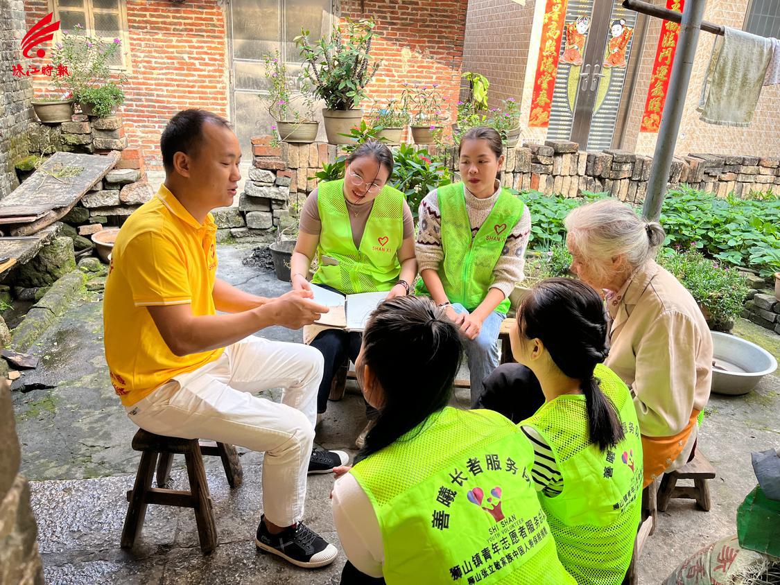 志愿者与老人一起话家常.jpg