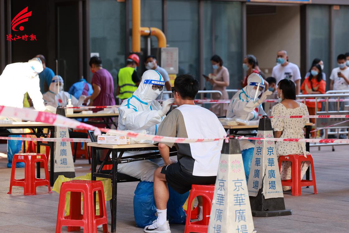 桂城京华广场采样点，医护人员为采样。珠江时报全媒体记者方智恒摄 .JPG