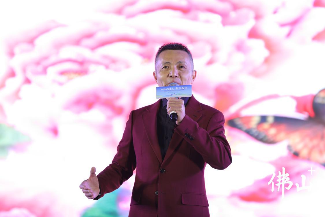 “村晚”舞台上,歌手正在演唱。佛山市新闻传媒中心记者潘浩霖摄.jpg