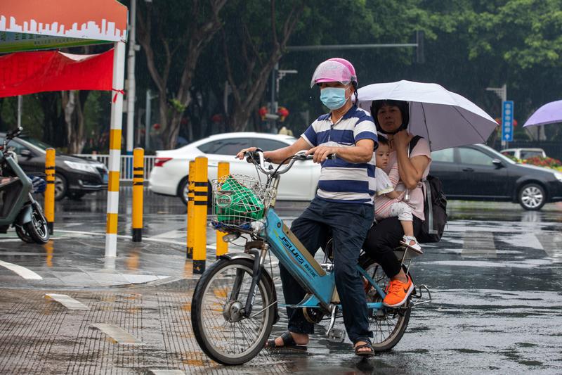 禅城大雨骤下,市民纷纷撑伞出行。佛山日报记者符诗贺摄5