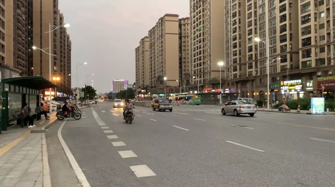 罗务路是连接长信银湾花园与龙光君悦龙庭个小区的重要往来道路。