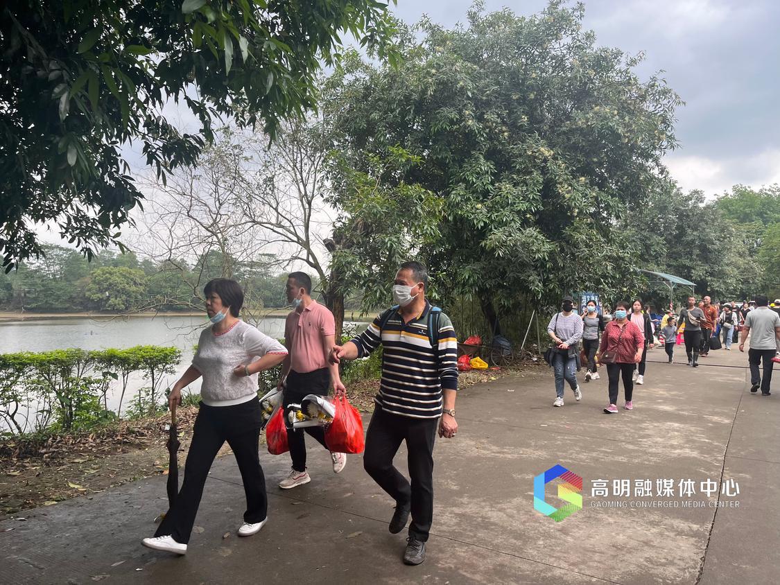 清明期间,不少市民携带了鲜花、糕点等祭祀物品进入墓园。高明融媒记者陈嘉懿摄.jpg