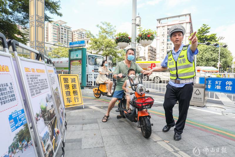2021年9月1日起,佛山公安在岭南大道北和同济东路交叉路口重点对未佩戴头盔、逆行、不按规定车道行驶、违规载人、闯红灯等交通违法行为进行治理。佛山日报记者符诗贺摄
