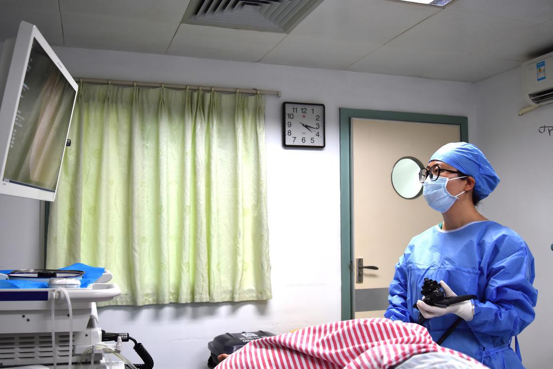 高明区人民医院消化内科副主任医师叶惠惠正在为患者做检查。受访者供图.jpg