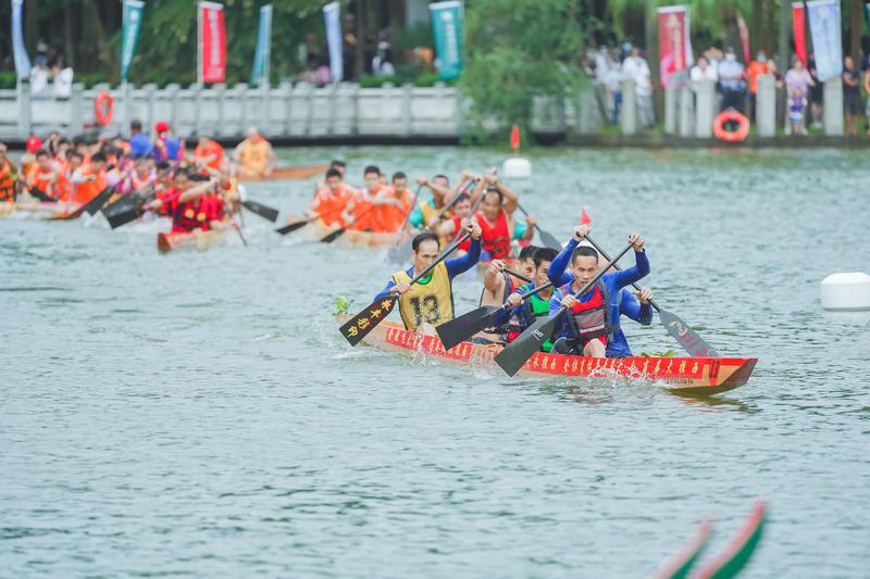 6月3日,2022年南海西樵山锦龙盛会在西樵山天湖公园举行,时隔多年再现“半山扒龙船”的盛况。佛山日报记者王伟楠摄 (5)