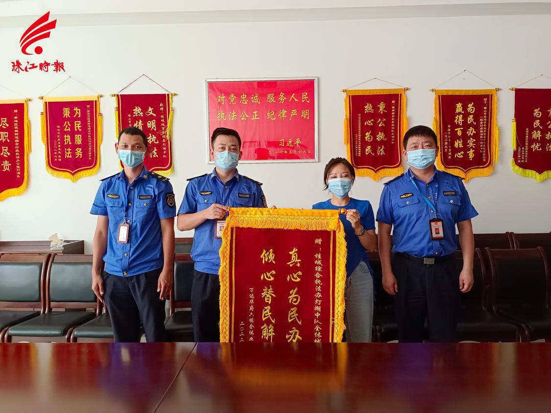 居民送来锦旗.jpg