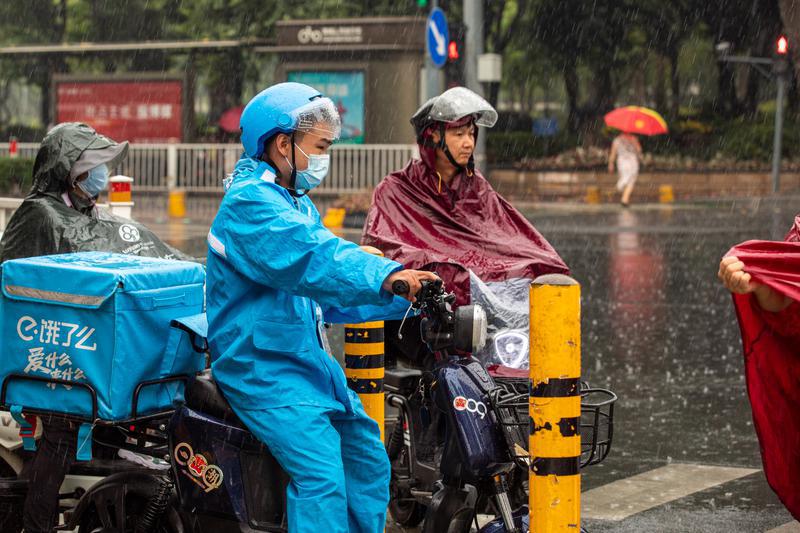 禅城区岭南大道上虽然下着大雨,外卖小哥还是冒雨送餐。佛山日报记者符诗贺摄