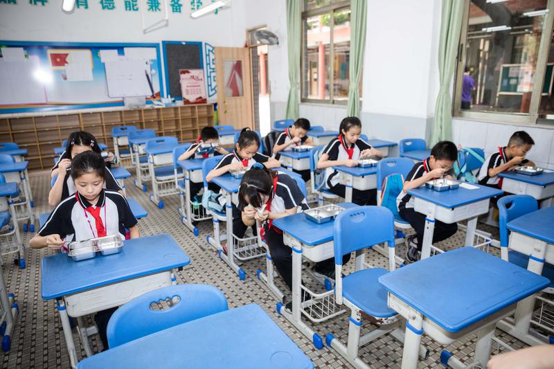 演练场景中,一名“学生”在就餐时发生呕吐,老师进行应急处理。/佛山日报记者王伟楠摄