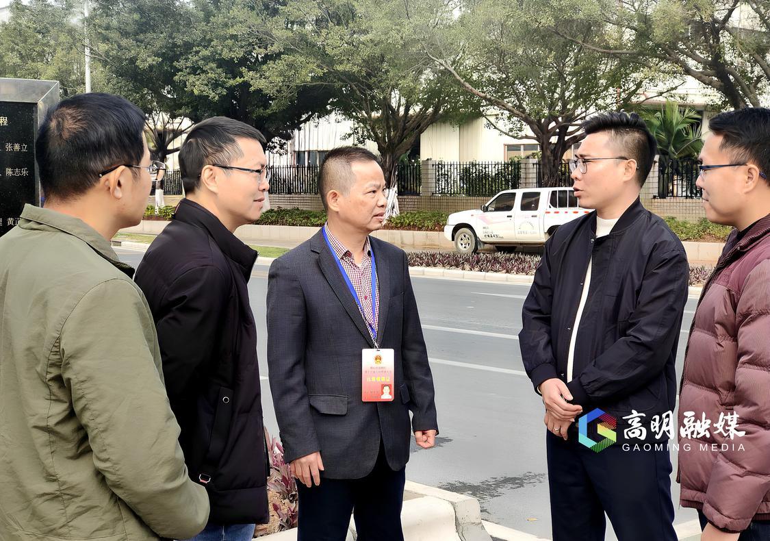 高明区人大代表林玉荣(中)到大成路调研。.jpg
