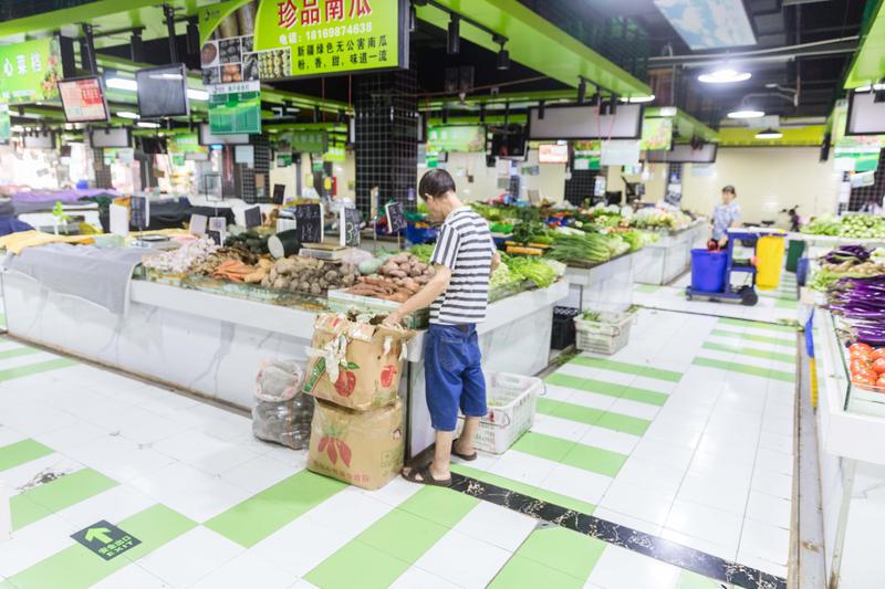 在桂城中心市场,3000平方米的营业大厅宽敞明亮,过道干净整洁。佛山日报记者王伟楠摄、