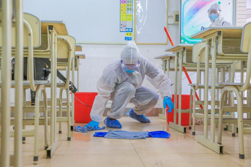工作人员演练课室内清洗污染物。8月24日,南海实验中学举行秋季开学前防疫演练。/佛山日报摄影俱乐部 吕嘉欣摄