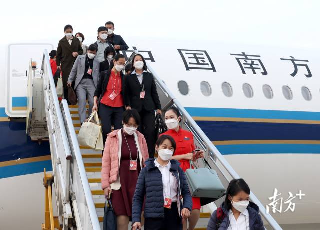 10月13日下午,广东省出席党的二十大代表抵达北京。