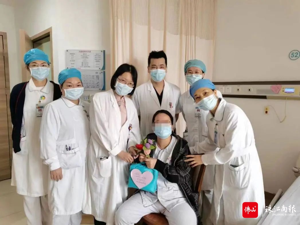 李女士恢复良好,出院前与肾内科团队合影。医院供图.jpg