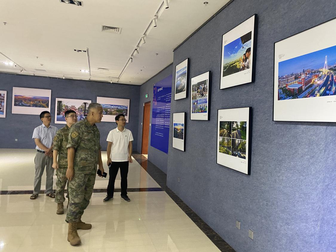 近日,2024“发现佛山之美”摄影展高明站在高明区文化中心开幕,展出的131幅(组)精品力作,分别从自然风光、城市景观、人文纪实、工业发展等多角度展现佛山魅力,展览将持续至8月31日.jpg