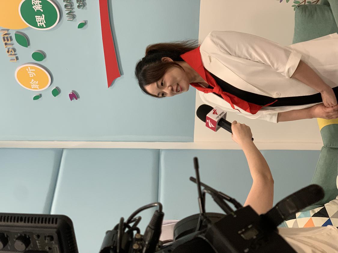 学校教师代表接受媒体采访。.jpg