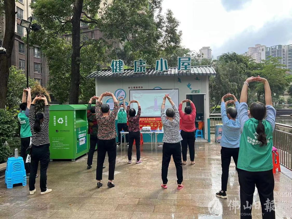 老年人可以多锻炼医疗体操,如呼吸操、广播操、太极拳、八段锦等,增强抵抗力。图高明家庭医生在健康小屋为市民教授健身操。区卫健局供图.jpg