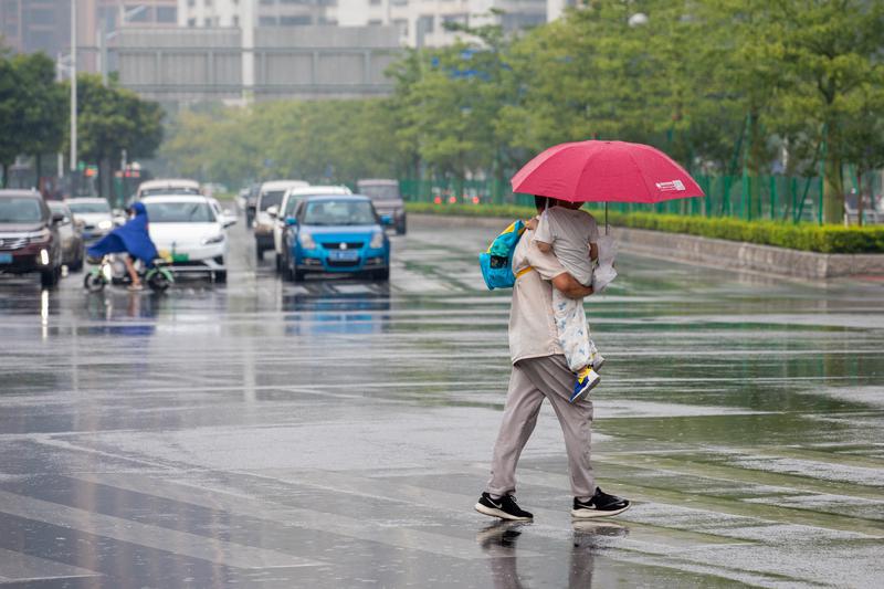 9月6日下午,雷声轰轰,佛山下起了大雨,佛山街坊们纷纷到有条件的地方躲雨。佛山气象台发布9月6日夜间到7日佛山有中雷雨、局部暴雨,下班时间,市民需要提高警惕、出行注意安全。