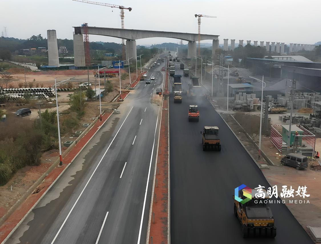 最后3公里路段正在进行沥青摊铺.jpg