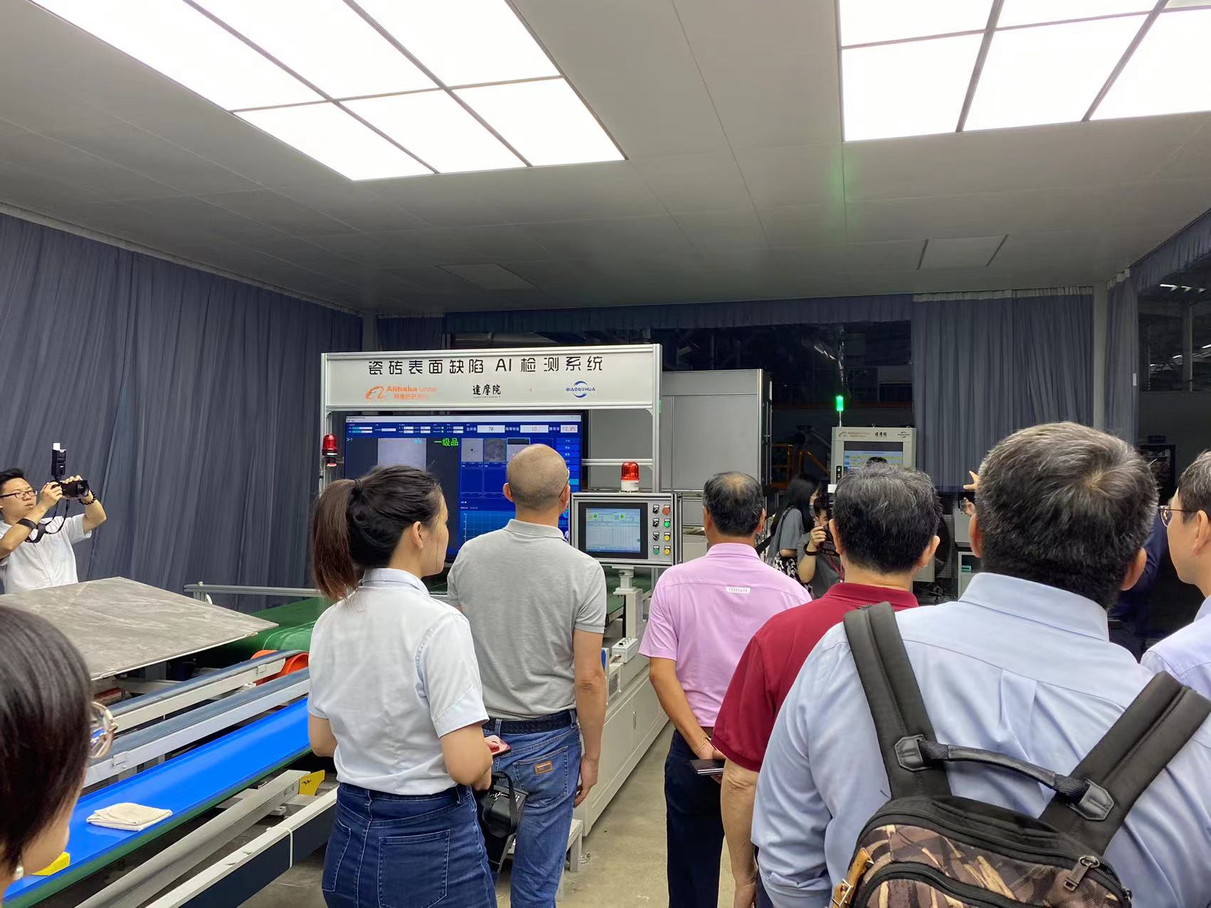 嘉宾参观新明珠集团工厂AI质检系统。佛山日报记者李嘉雯摄.jpg