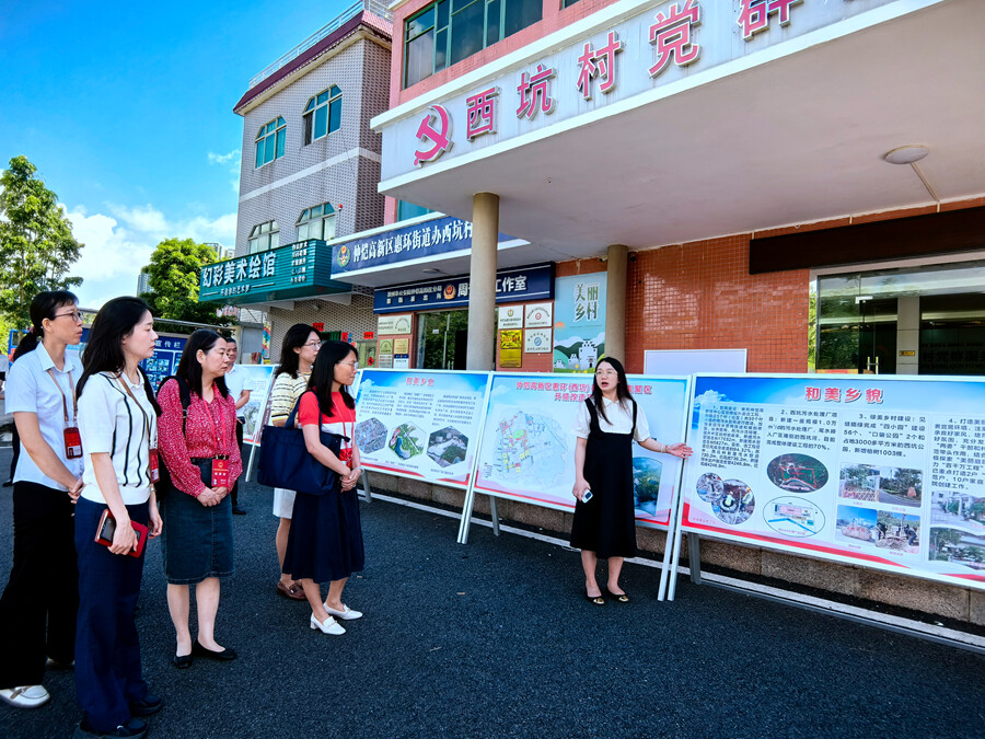 参加活动的人大代表调研仲恺高新区“百千万工程”实施情况。惠报全媒体记者邱舒婷 实习生彭志恒 摄 参加活动的人大代表调研仲恺高新区“百千万工程”实施情况。惠报全媒体记者邱舒婷 实习生彭志恒 摄