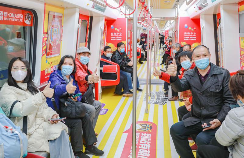 乘客们为2号线开通点赞。/佛山日报记者周春摄
