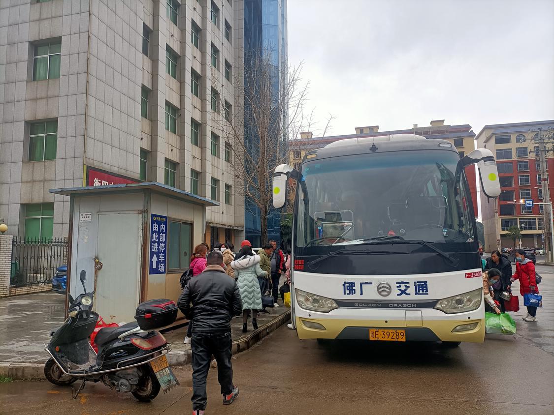 恒通分公司车辆运送天朋公司员工安全抵达湖南省常宁市.jpg